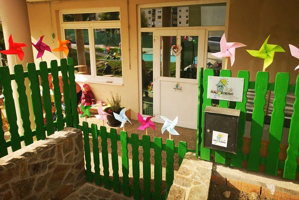 Otroški bolšji sejem: Darujte rabljene knjige in igrače ter nekomu polepšajte praznike