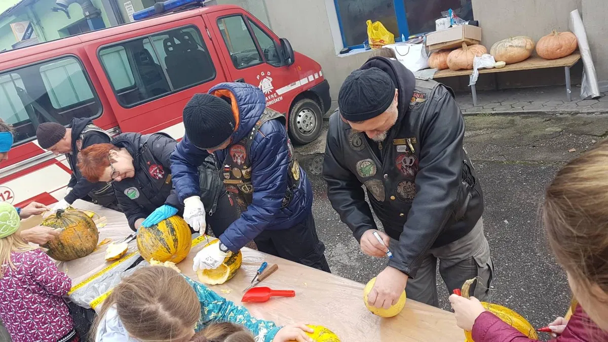 Noč čarovnic na Ravnah: Člani Moto kluba Pankrti spekli 90 kg kostanja in izrezali več kot 100 buč (FOTO)