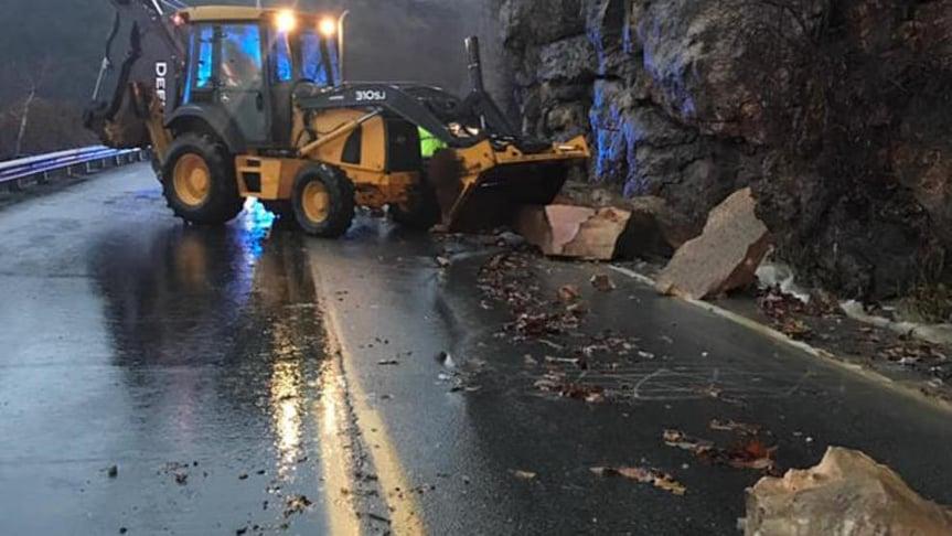 Kamenje in skale ovirale promet na cesti Dravograd - Maribor
