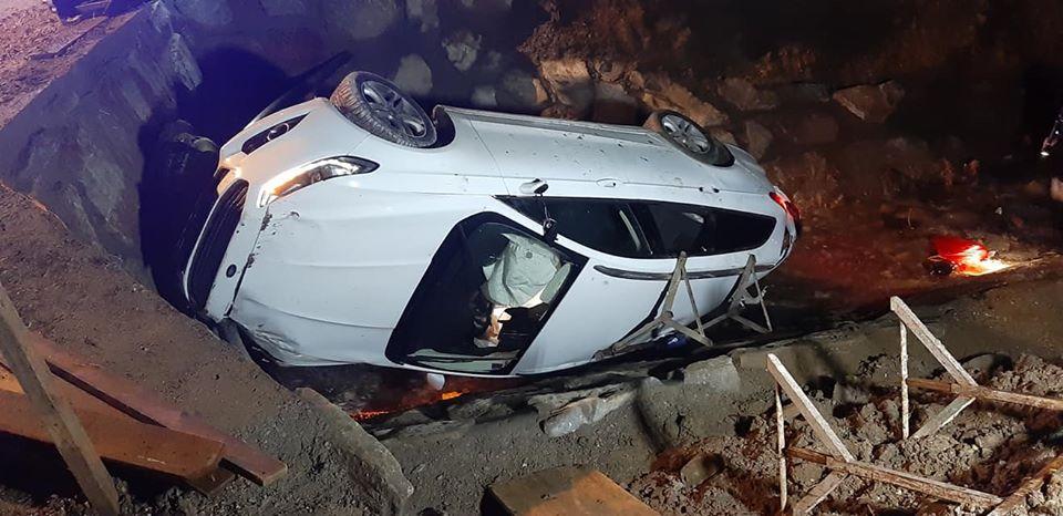 Ponoči zapeljal s ceste in se zvrnil v potok