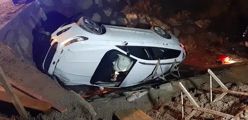 Ponoči zapeljal s ceste in se zvrnil v potok