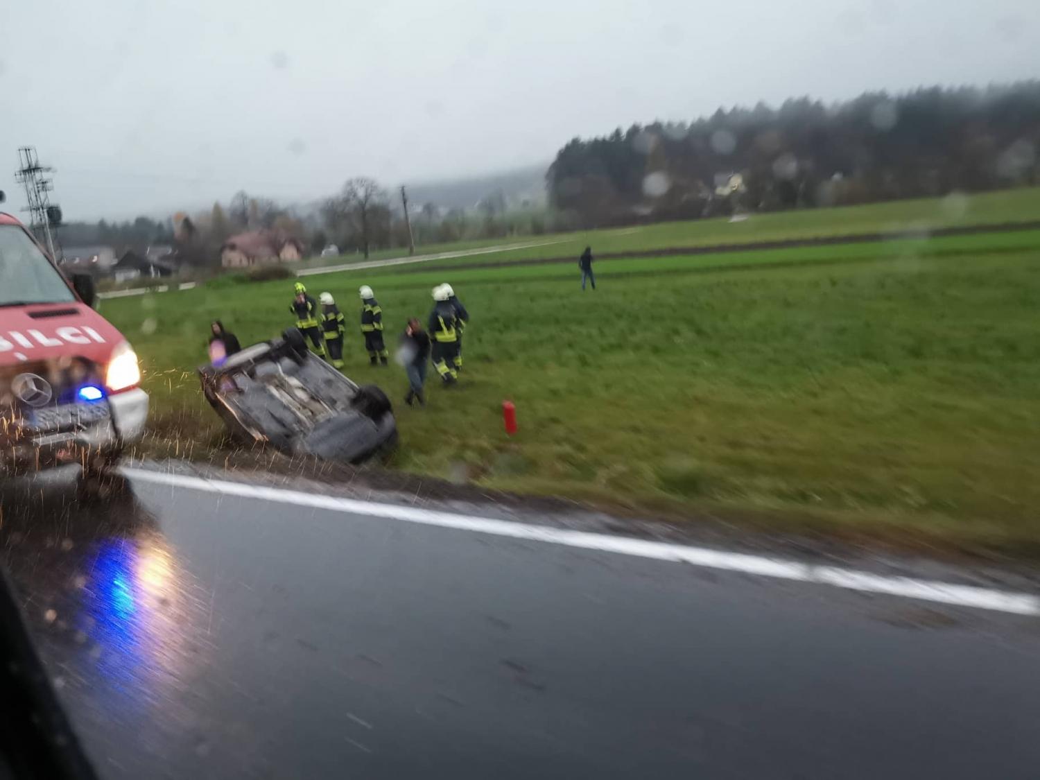 Z avtom s ceste in na streho (FOTO)