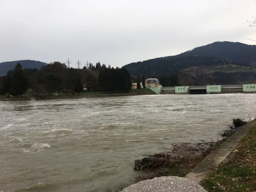 Možni močnejši krajevni nalivi, Drava na izpostavljenih območjih že poplavlja (FOTO)