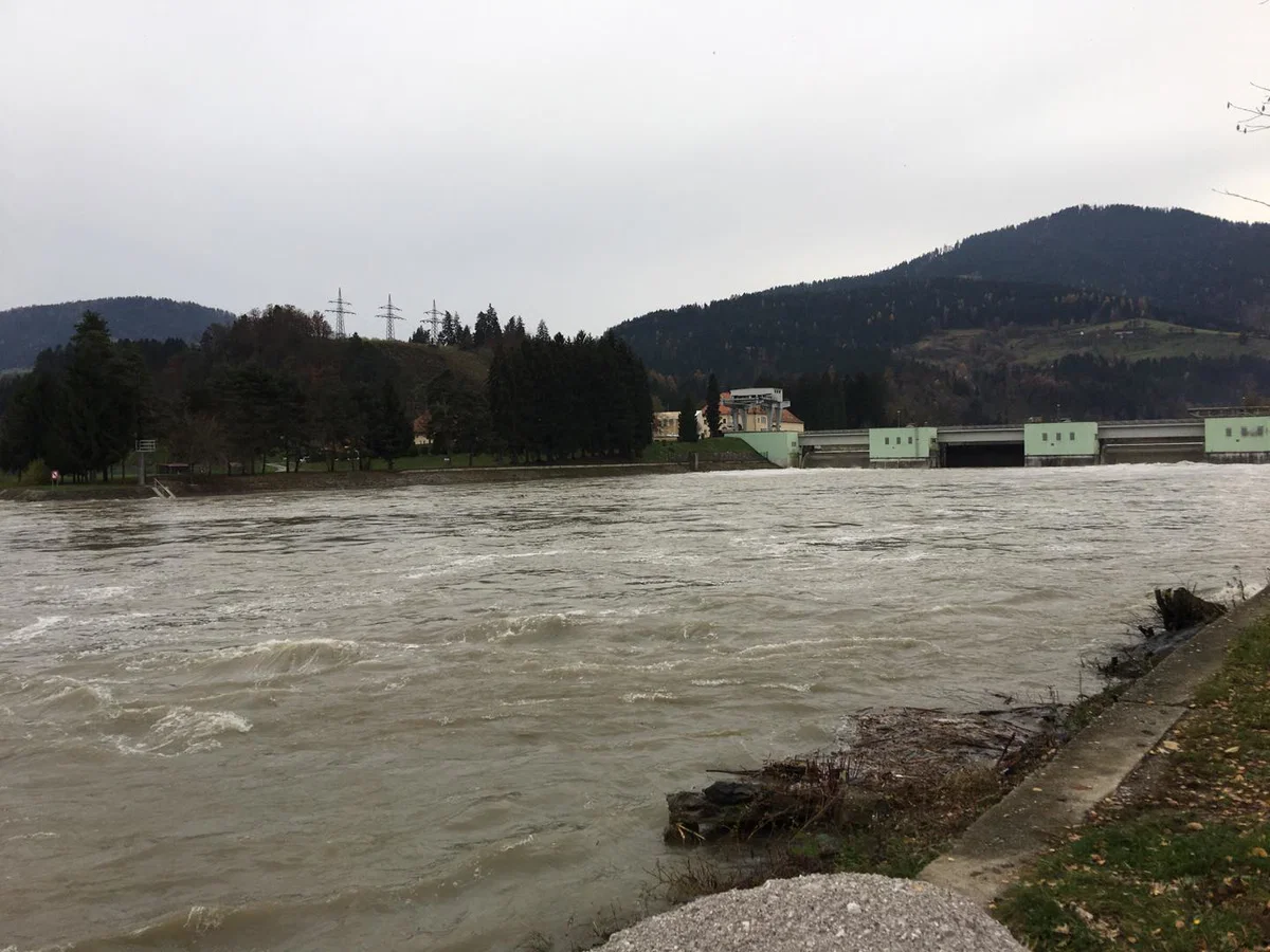 Možni močnejši krajevni nalivi, Drava na izpostavljenih območjih že poplavlja (FOTO)