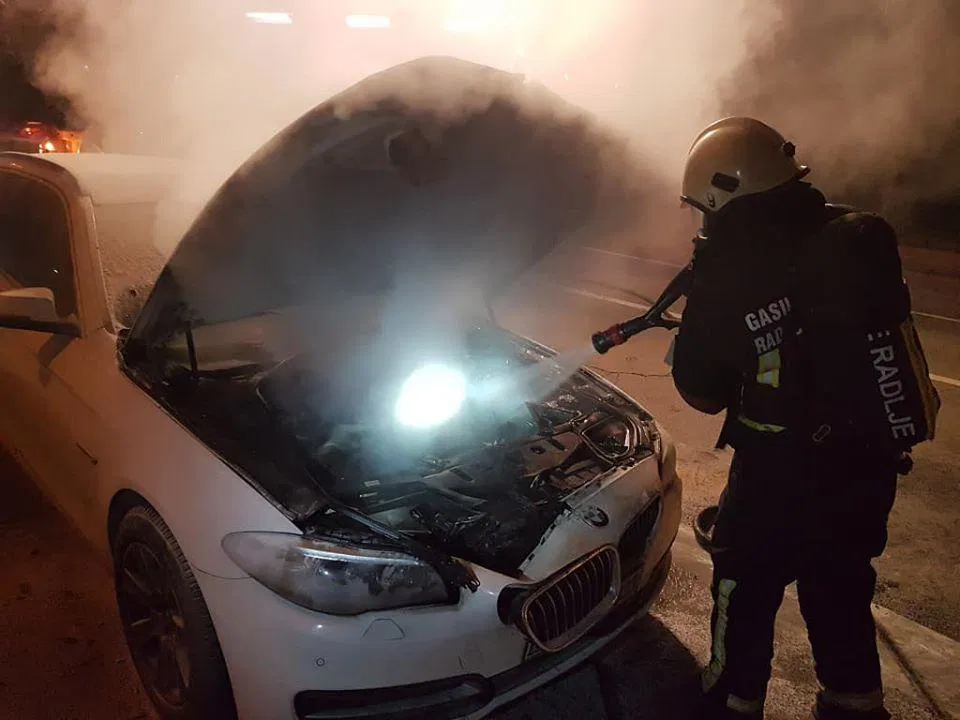 V Radljah zagorel avto, posredovali so gasilci