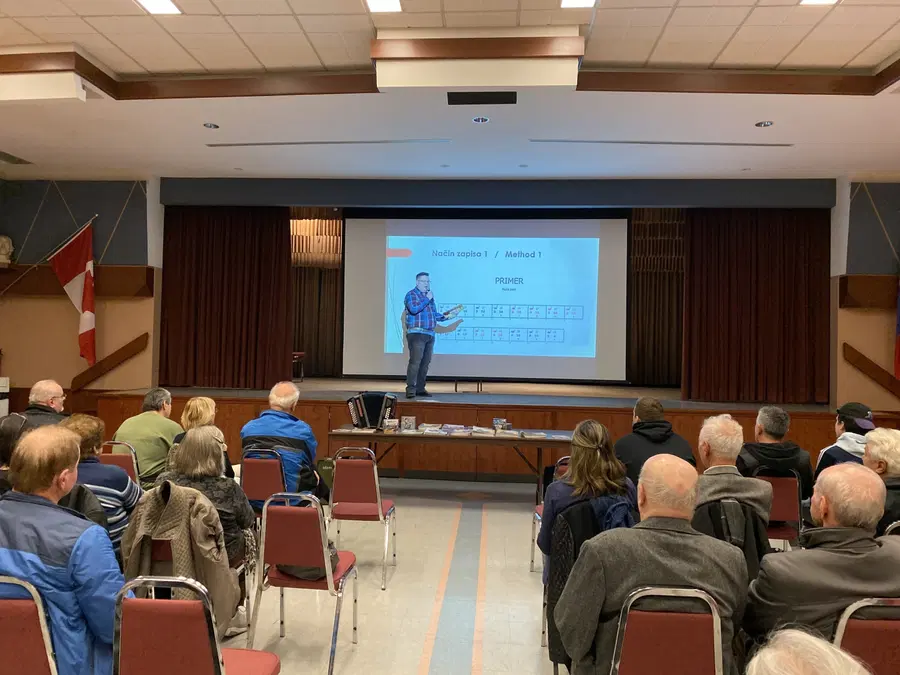 Klemen Rošer s šolo harmonike navdušuje tudi onkraj luže (FOTO)