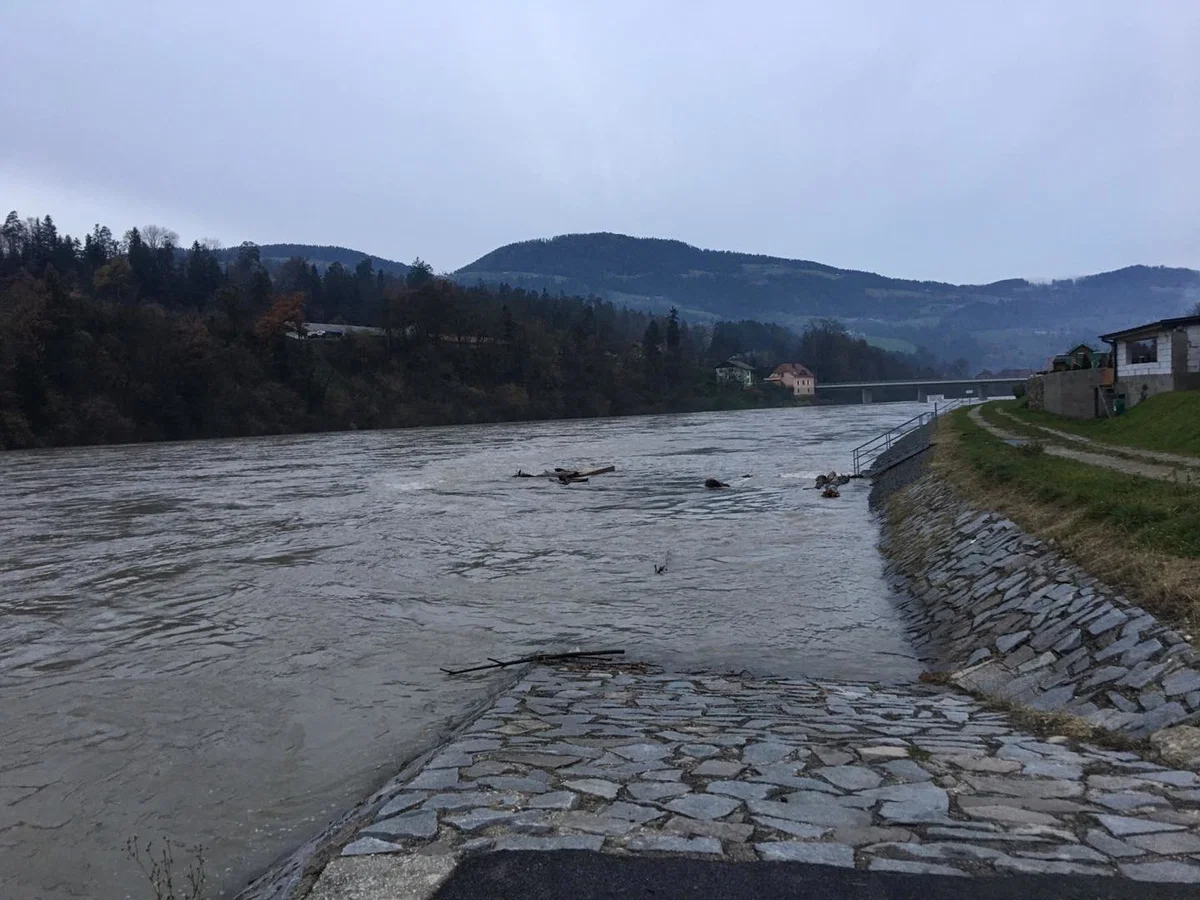 Ob današnjih padavinah bodo naraščale reke, povečana verjetnost zemeljskih plazov