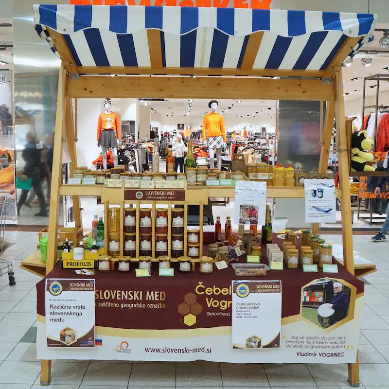 Ukradel kozarec medu, z njim udaril oškodovanca in zbežal