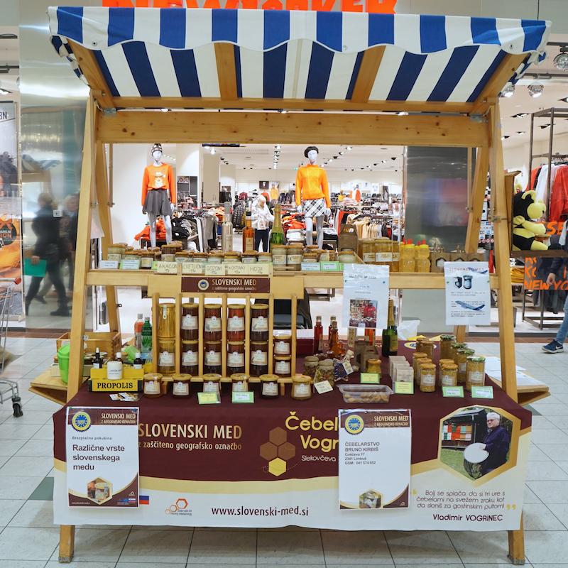 Ukradel kozarec medu, z njim udaril oškodovanca in zbežal