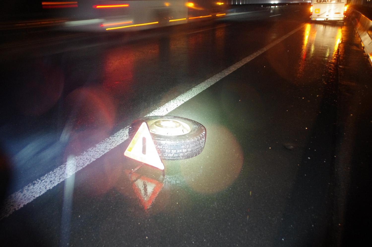 Dve hujši kršitvi voznikov avtobusov: avtobus med vožnjo ostal brez dveh koles, en šofer napihal (FOTO)