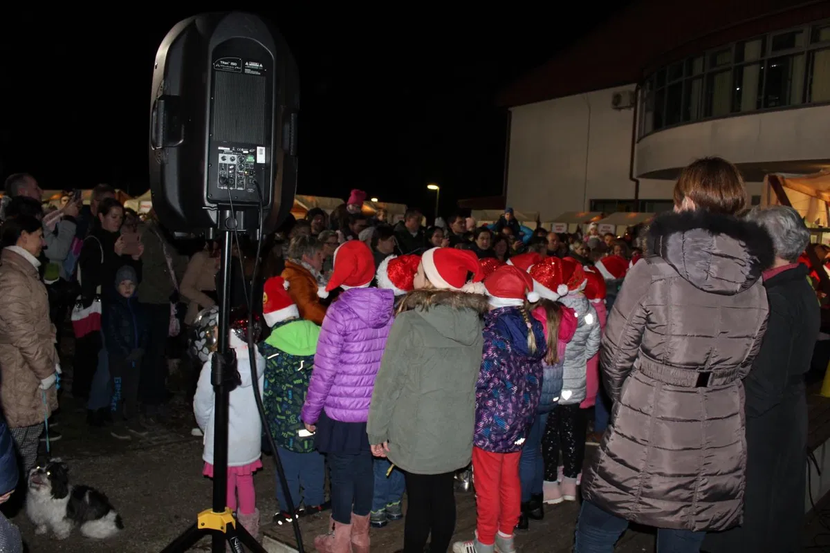 Bogato založene stojnice na Dobrodelni bazar OŠ Slovenj Gradec privabile množico obiskovalcev (FOTO)