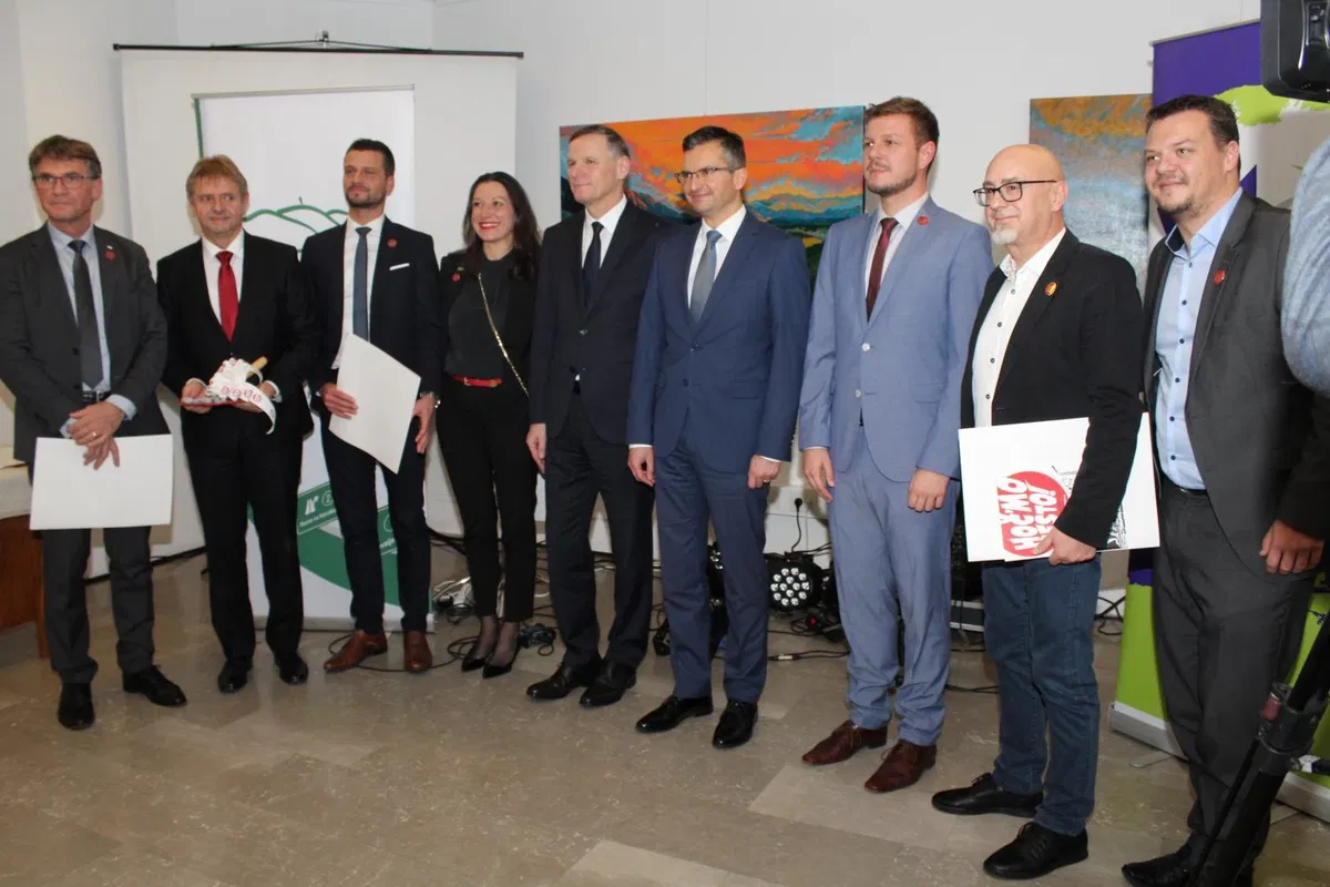 Politiki prvič v zgodovini prejemniki naziva "Ambasador HOČ`MO CESTO" (VIDEO in FOTO)