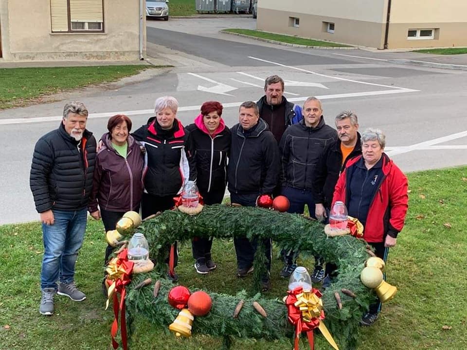 Črno, Dravograd in Muto krasijo ročno izdelani adventni venci (FOTO)