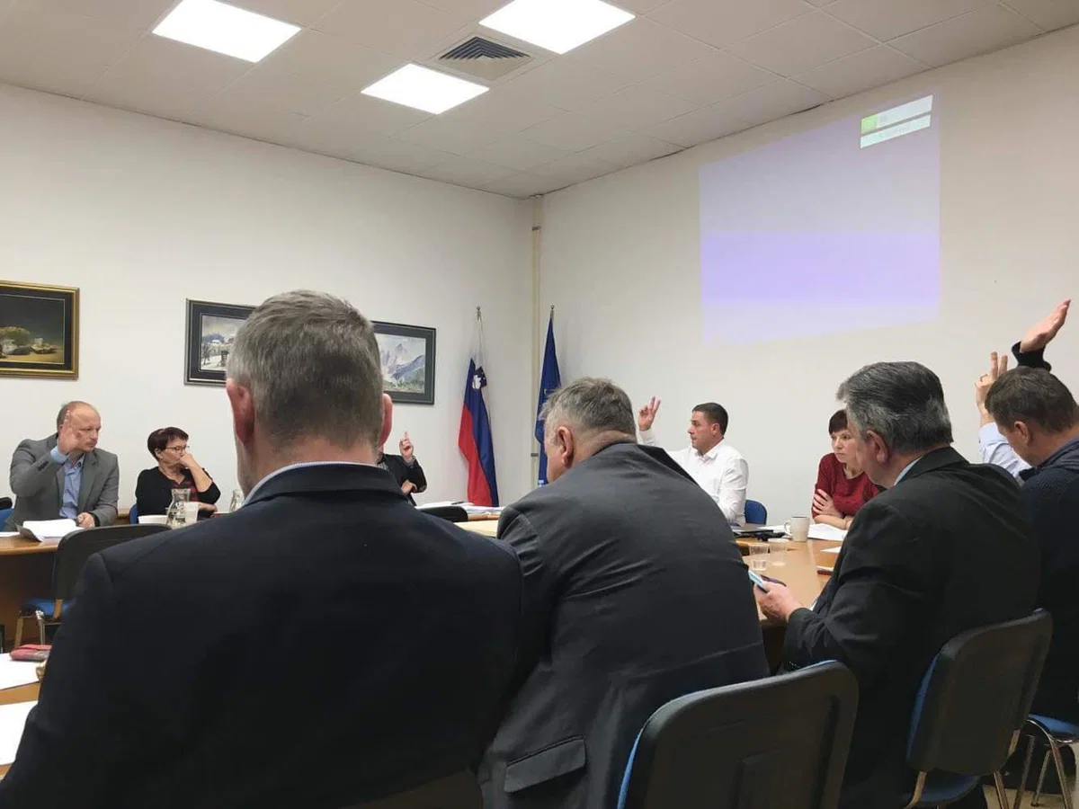 Koroški župani ostro in enotno proti novemu proračunu: To 'norijo' je potrebno ustaviti! (VIDEO in FOTO)