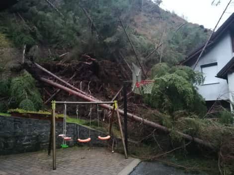 V Črni zaradi vdora plazu v hišo evakuirali družino, na delu pristojne službe (FOTO)