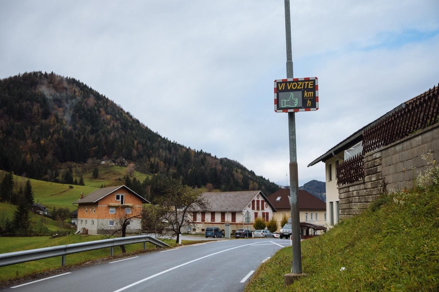 (Pre)hitrih voznikov v Mislinji že manj, varneje čez železniški prehod v Podvelki (FOTO)