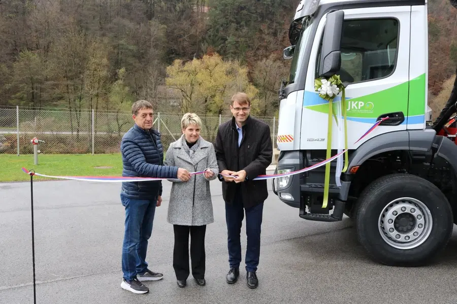 Javno komunalno podjetje Ravne bogatejše za novo vozilo (FOTO)