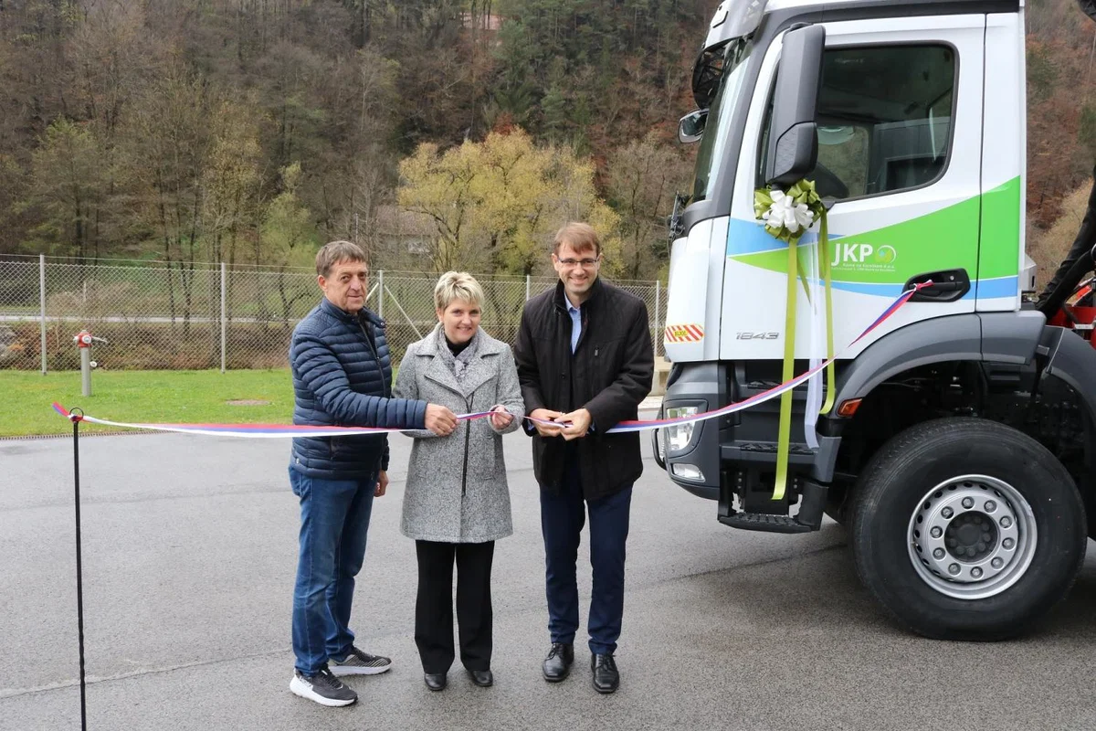 Javno komunalno podjetje Ravne bogatejše za novo vozilo (FOTO)