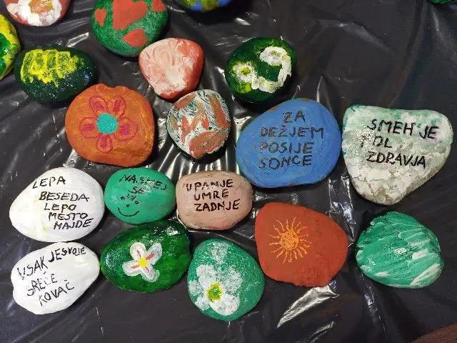 Mednarodni dan prijaznosti: V CUDV Črna na Koroškem bodo s kamenčki razveseljevali ljudi (FOTO)