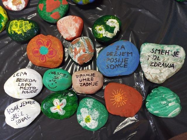 Mednarodni dan prijaznosti: V CUDV Črna na Koroškem bodo s kamenčki razveseljevali ljudi (FOTO)