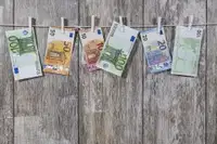 Po julijskem padcu plače tudi avgusta nižje