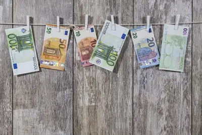 Po julijskem padcu plače tudi avgusta nižje
