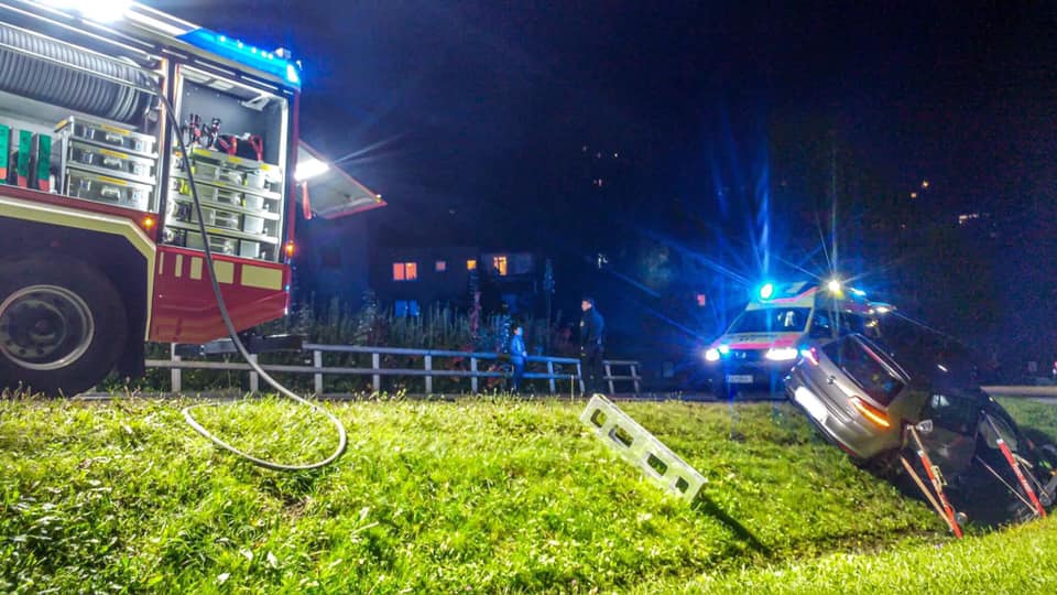 Podrobnosti nesreče, v kateri se je huje poškodoval 42-letni sopotnik (FOTO)