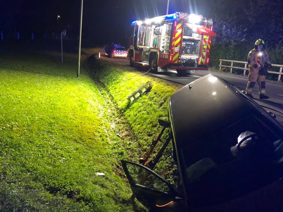 Na Ravnah vozilo zgrmelo v jarek (FOTO)