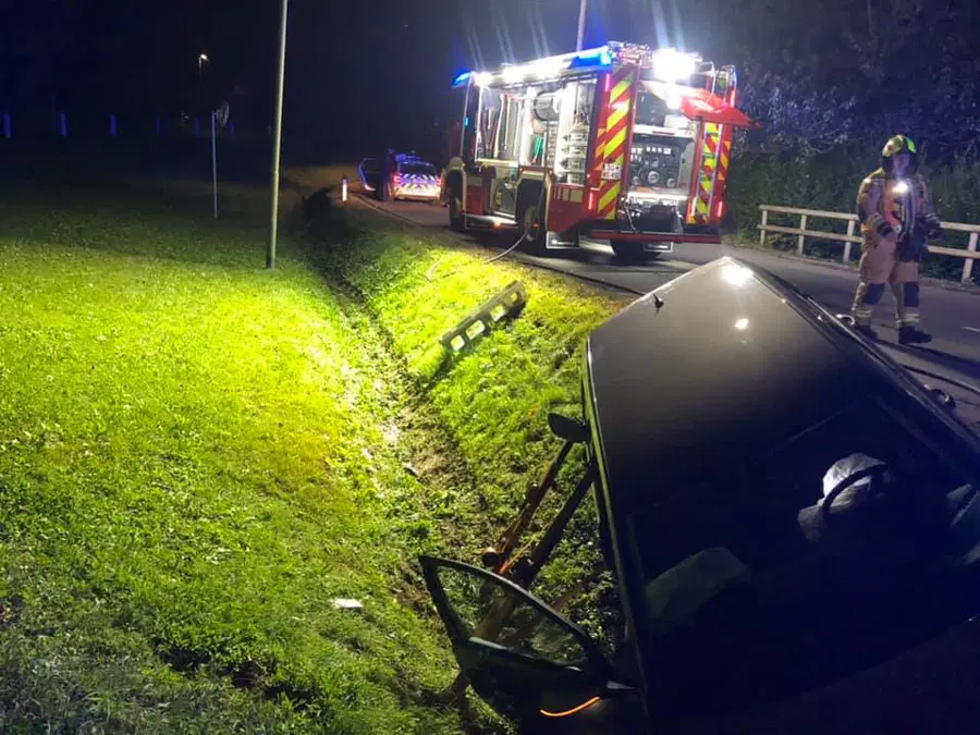 Na Ravnah vozilo zgrmelo v jarek (FOTO)