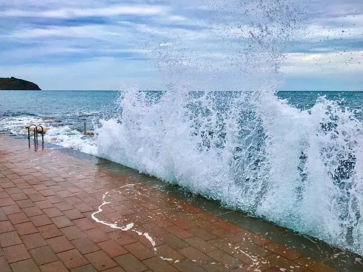 Reke na zahodu začele naraščati, poplavlja morje