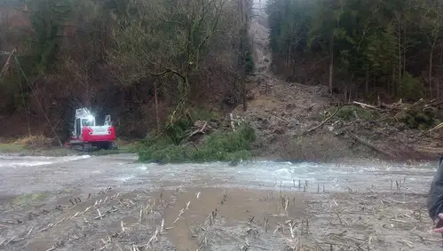V Podgorju zaradi plazu ogrožene stanovanjske hiše. Cesta je zaprta (FOTO)