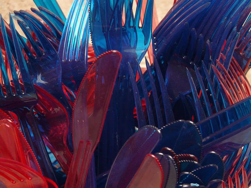 Na mizi dogovor za omejitev plastičnega pribora v slovenskih občinah