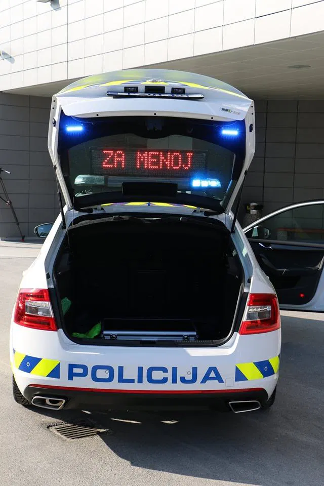 Vijugal po cesti, napihal in ostal brez vozniškega dovoljenja