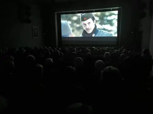 Premiera filma Preboj na Ravnah: dvorana v prisotnosti zvezde slovenskega igralstva 'pokala po šivih' (FOTO)