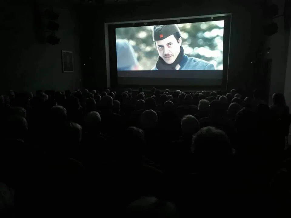Premiera filma Preboj na Ravnah: dvorana v prisotnosti zvezde slovenskega igralstva 'pokala po šivih' (FOTO)