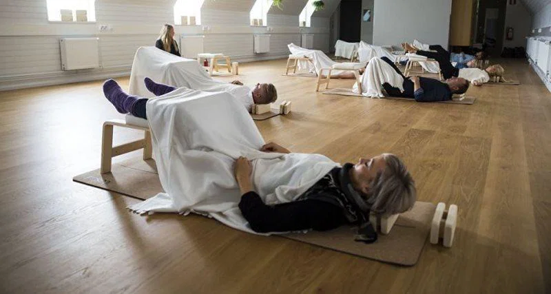 V nekaterih podjetjih uvedli spanje na delovnem mestu, za katerega so plačani