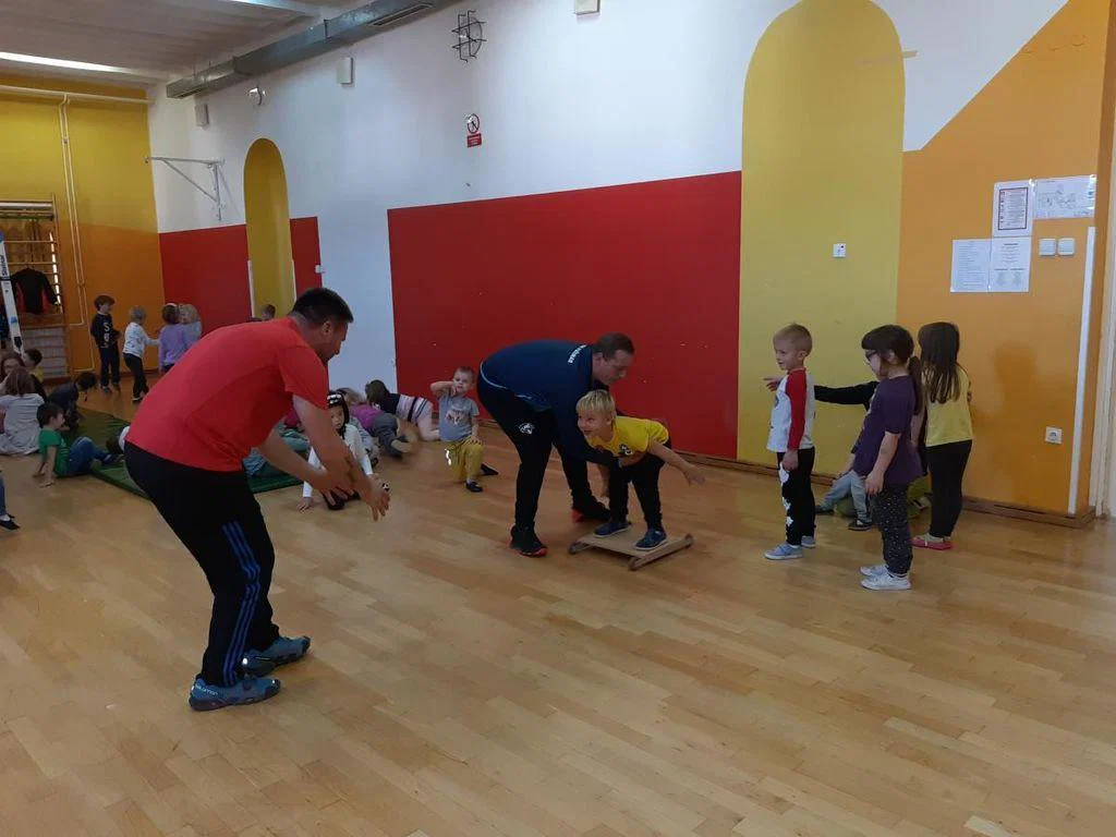 Mladi skakalni upi na treningu Smučarsko skakalnega kluba Fužinar (FOTO)