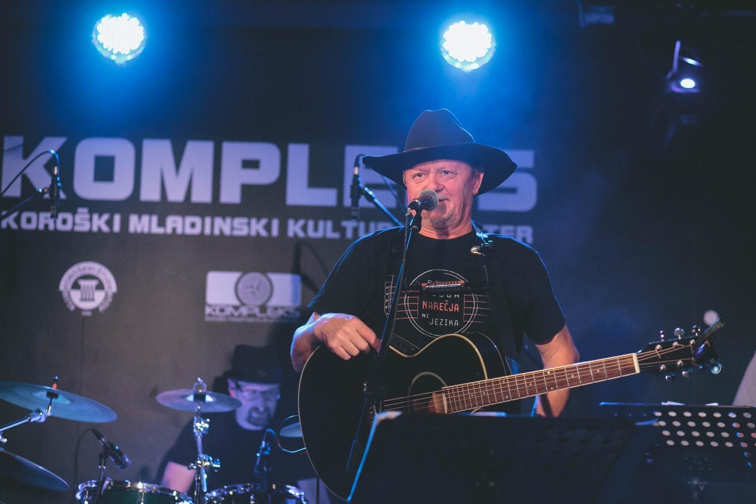 Jutri na koncert Milana Kamnika kar iz domačega kavča