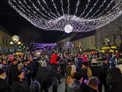 Dva tisoč glava množica pospremila prižig prazničnih luči v Slovenj Gradcu (FOTO in VIDEO)