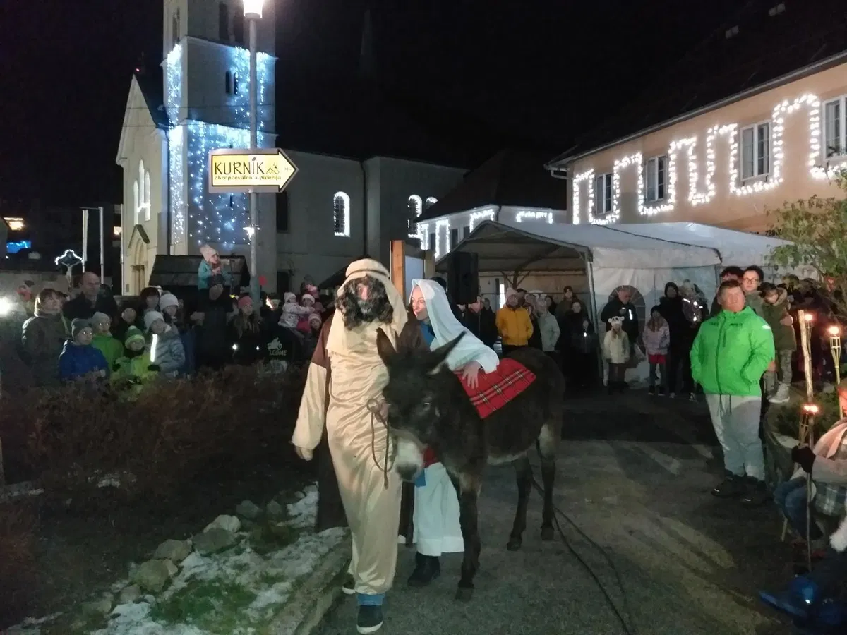 V Črni številni obiskovalci uživali ob božični zgodbi z živimi jaslicami (VIDEO in FOTO)