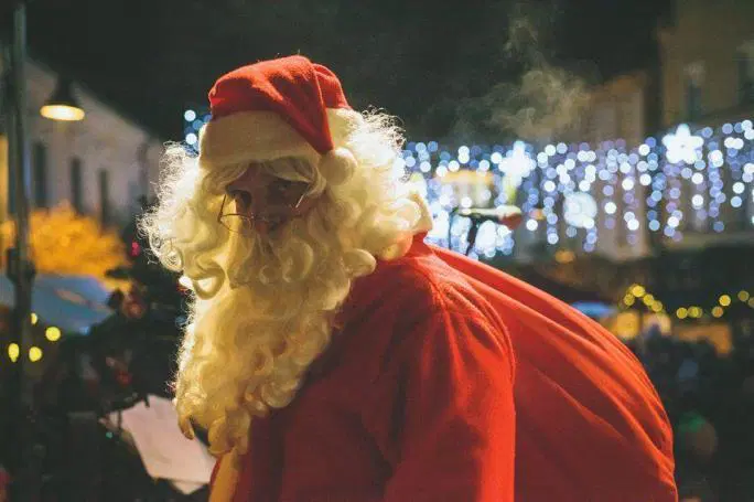 Poštar Pavli bo z Božičkovim avtobusom obiskal Slovenj Gradec