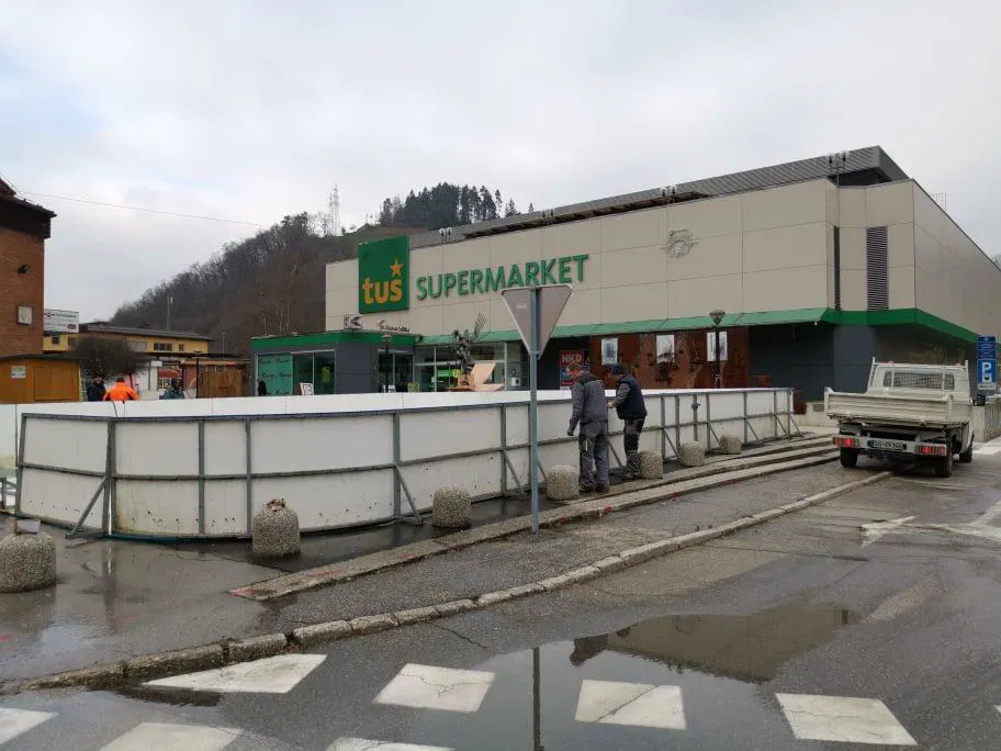 Danes bodo na Ravnah prižgali praznične luči in otvorili drsališče