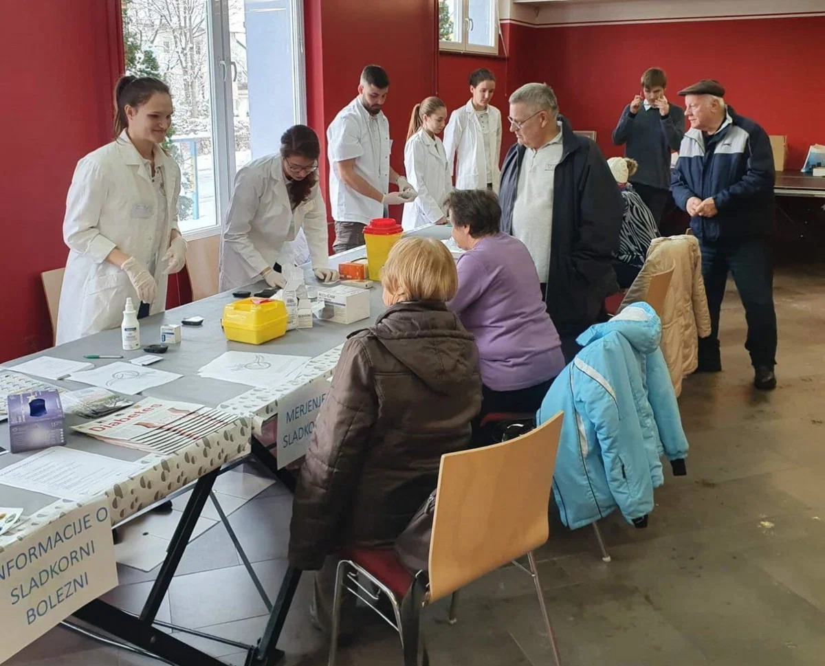 Na Prevaljah so študentje medicine problematiko diabetesa poskušali približati tamkajšnjim prebivalcem