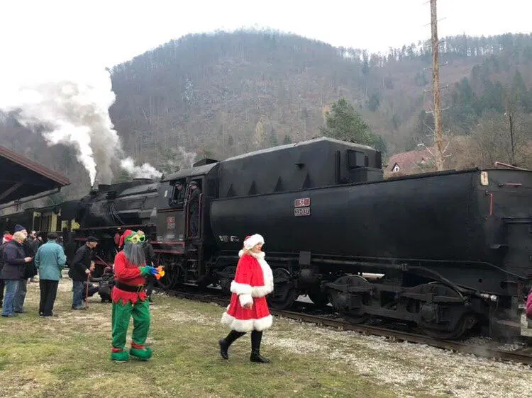 Božičkov vlak razveselil tudi Dravograjčane (FOTO in VIDEO)