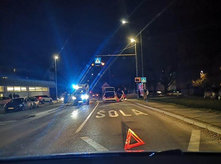 V trčenju vozil v Slovenj Gradcu poškodovana ena oseba (FOTO)