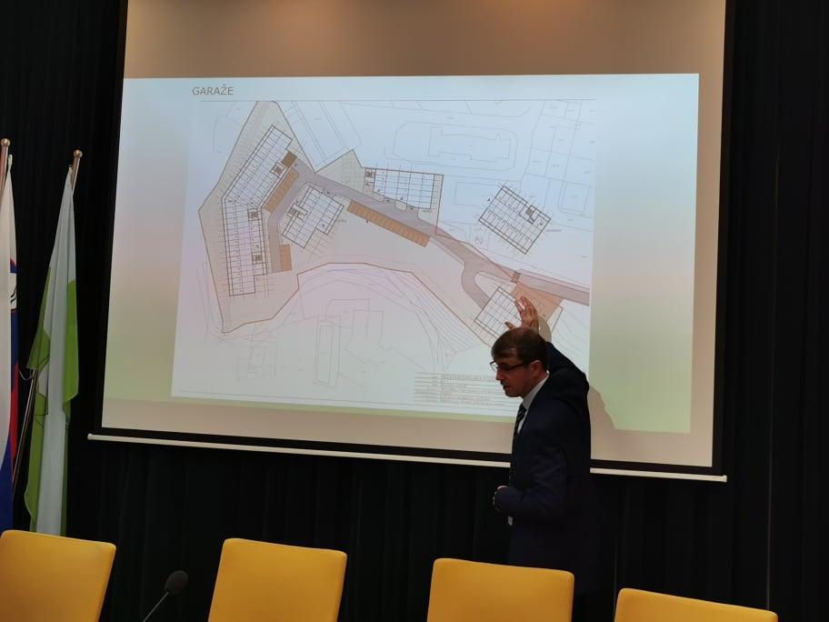 Na Ravnah načrtujejo gradnjo 60 novih stanovanj (VIDEO)