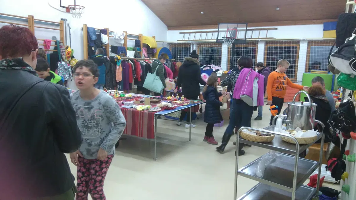 Slovenjgraški šolarji in člani društva Sožitje pripravili dobrodelno tržnico ponovne uporabe (FOTO)