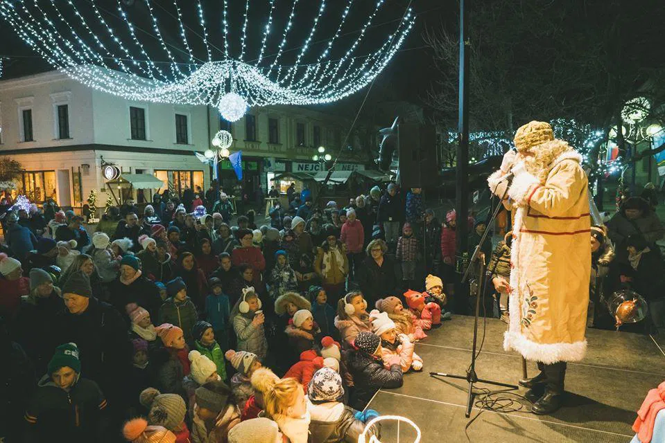 Otroci v Slovenj Gradcu uživali ob gledališki predstavi in obisku Dedka Mraza (FOTO)