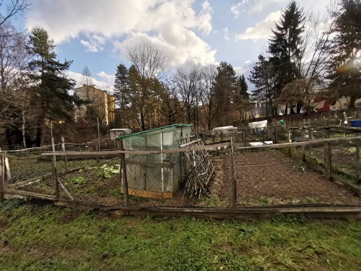 Občina Ravne z nekaterimi vrtičkarji prekinja najemne pogodbe