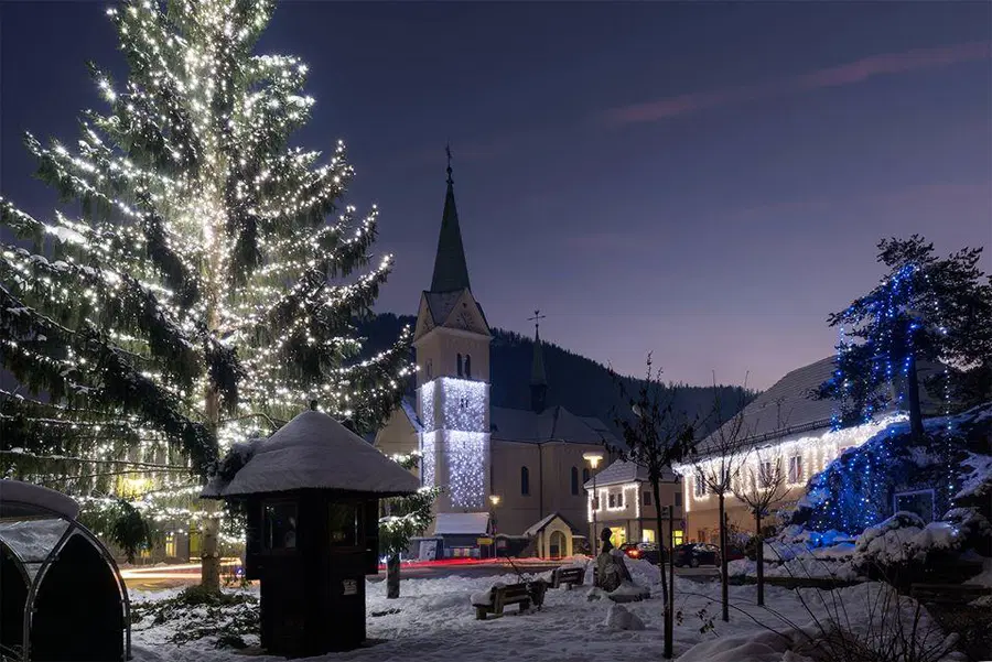 S prižigom prazničnih luči in obiskom Miklavža v Črni nadaljujejo s praznovanjem veselega decembra (FOTO)